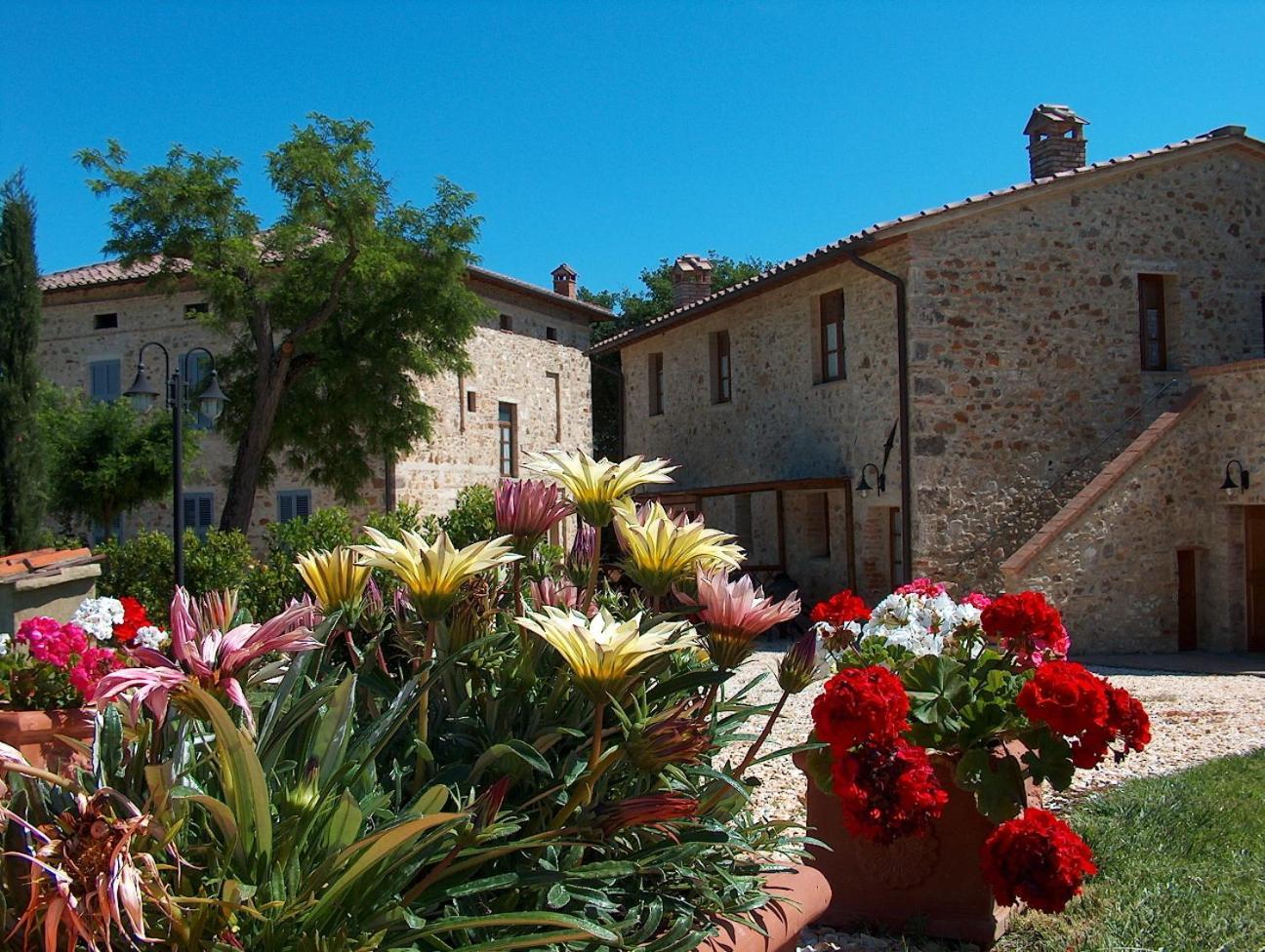 Hostal Borgo Il Villino Casole dʼElsa Exterior foto
